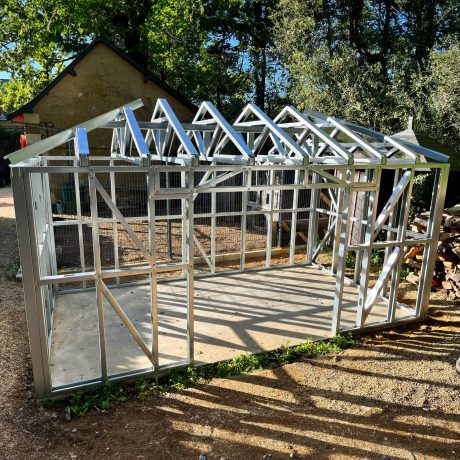 Chantier de Cabanon par Sweelco Chantier de construction d'un cabanon par Sweelco. Structure métallique partiellement assemblée.