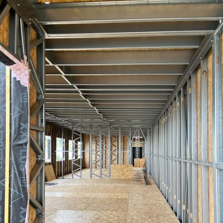 Montage intérieur de la structure métallique des bureaux COMAT à Angers par SWEELCO, avec murs et plafond en métal.