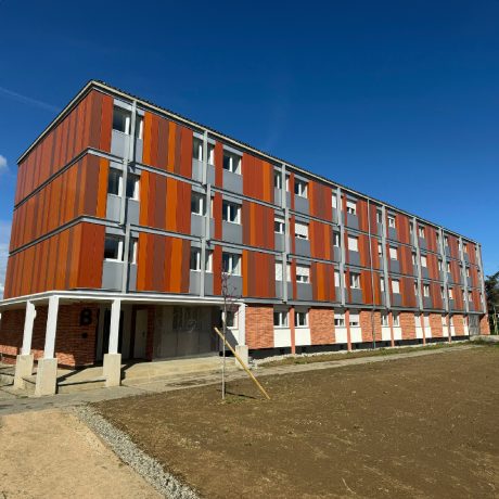 Vue d'ensemble de l'immeuble rénové énergétiquement à Toulouse, avec façade modernisée et panneaux colorés.