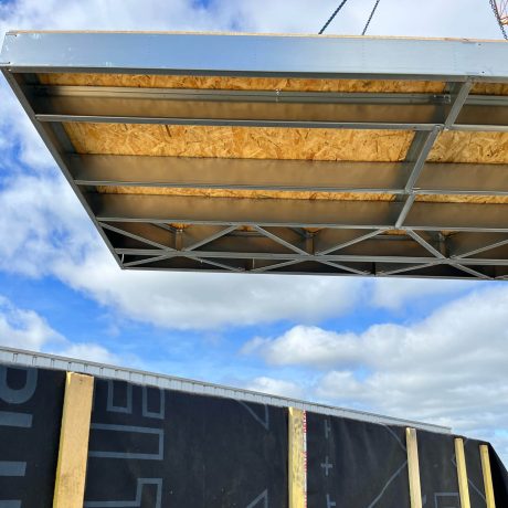 Vue rapprochée de la structure contreventée des bureaux COMAT à Angers par SWEELCO, montrant des détails métalliques.