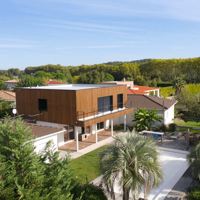 Vue aérienne de la surélévation d'une maison individuelle près de Montpellier par SWEELCO, avec une extension en bois.