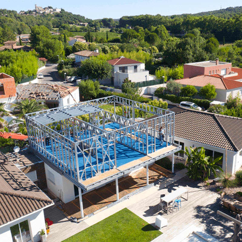 Structure métallique en cours de construction pour la surélévation d'une maison individuelle près de Montpellier par SWEELCO.
