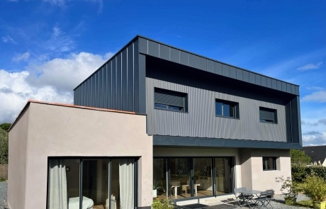 Vue de face angle gauche de la maison individuelle à Chalonnes-sur-Loire après construction par Sweelco, avec façade moderne.