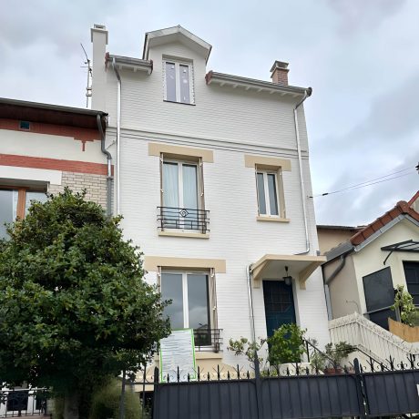 Maison individuelle à Fontenay-sous-Bois après surélévation par SWEELCO, avec façade rénovée et moderne.