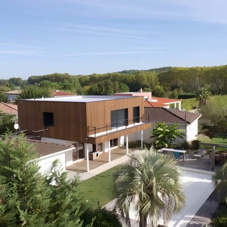 Vue aérienne de la maison individuelle à Montpellier après surélévation par SWEELCO, avec nouvelle structure en bois.