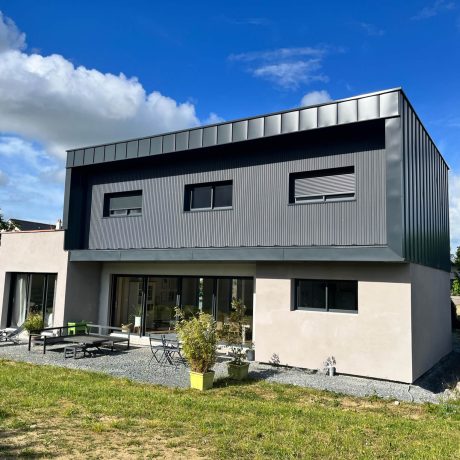 Vue de face de la construction de maison individuelle à Chalonnes-sur-Loire (49) par Sweelco Vue de face de la maison individuelle à Chalonnes-sur-Loire après construction par Sweelco, avec finitions modernes et élégantes.