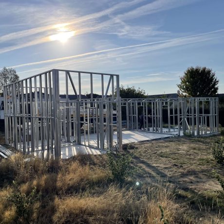Vue de montage de la construction de maison individuelle à Chalonnes-sur-Loire (49) par Sweelco Vue de la construction en cours d'une maison individuelle à Chalonnes-sur-Loire par Sweelco, avec structure métallique en montage.