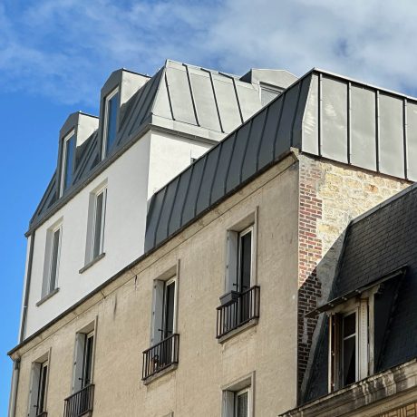 Zoom extérieur de la surélévation d'immeuble à Asnières-sur-Seine par Sweelco, avec structure métallique visible.