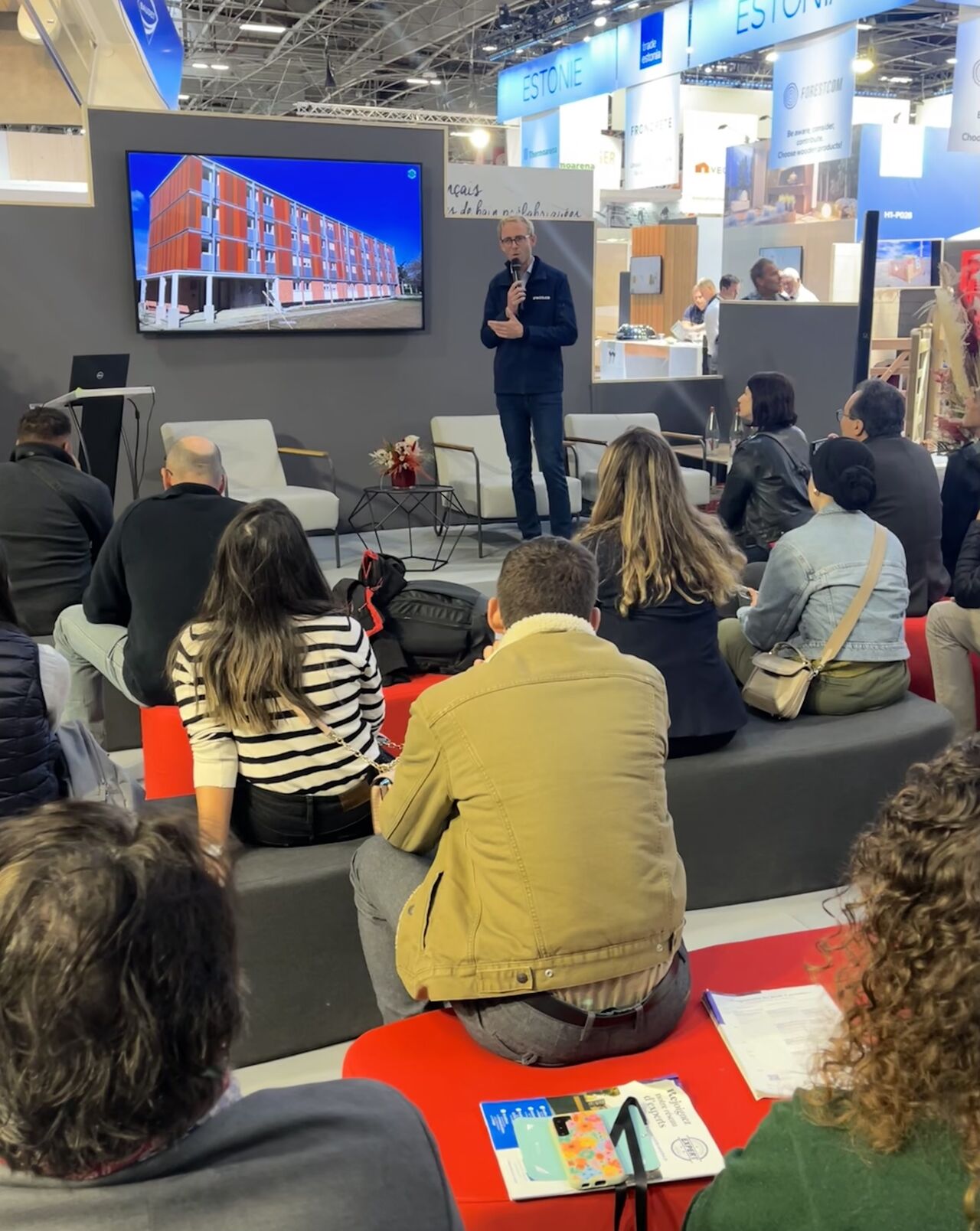 Présentation de Sweelco à BATIMAT sur la construction modulaire devant une audience attentive.