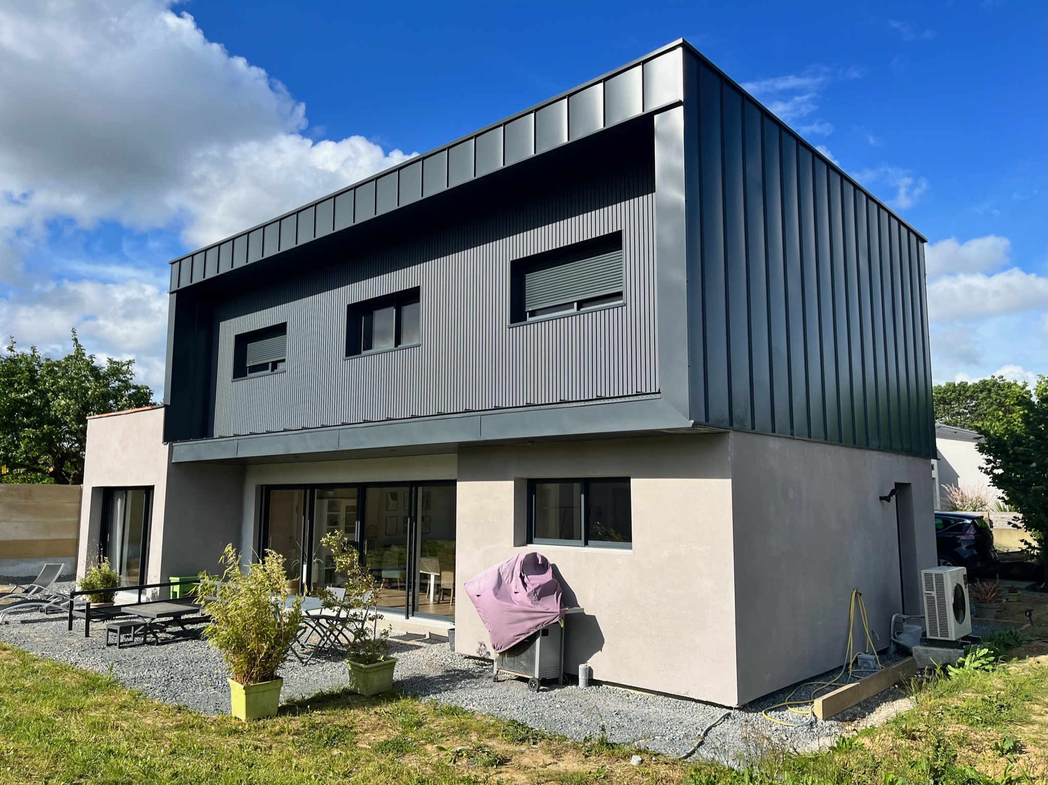 Maison contemporaine avec façade en acier et ossature métallique construite par SWEELCO