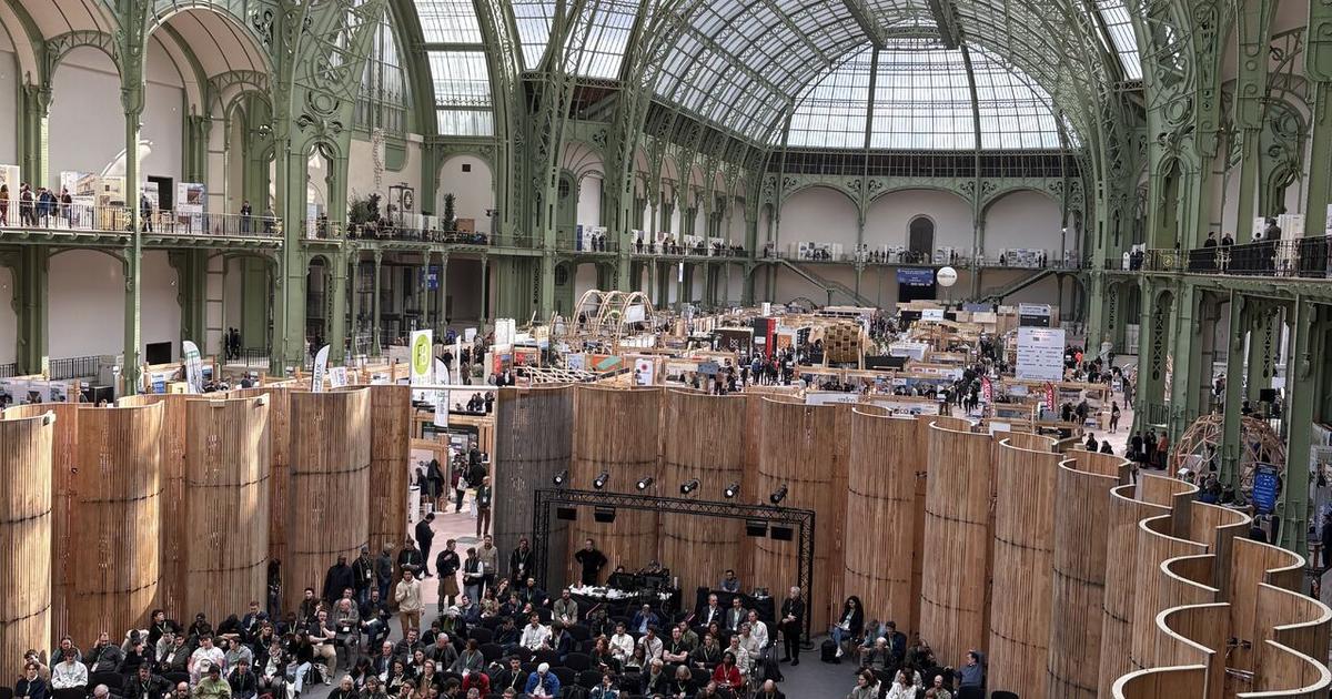 Vue intérieure du Grand Palais lors du Forum Bois Construction 2025 avec des structures en bois et un public nombreux.