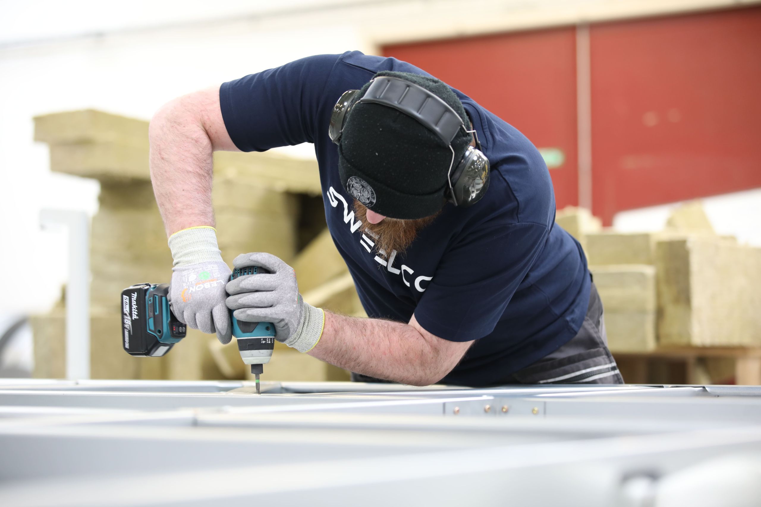 La construction hors-site permet de concevoir des bâtiments rapides, précis et durables grâce à la préfabrication en ossature métallique légère.