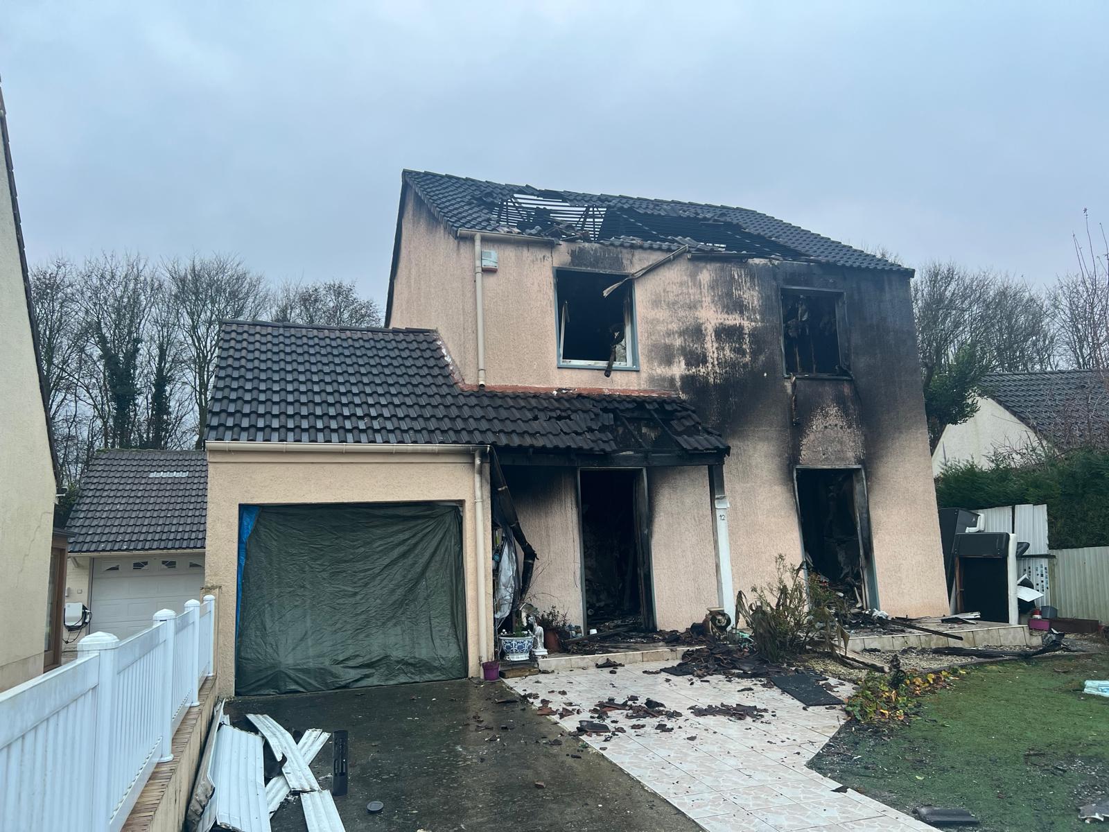 L’ossature métallique légère permet une reconstruction rapide et durable après une catastrophe comme un incendie.